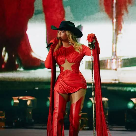 Beyoncé interrompe show após carro cenográfico inclinar perigosamente no ar