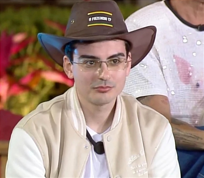 A Fazenda 17: Toninho Tornado critica falta de banho de Dudu Camargo