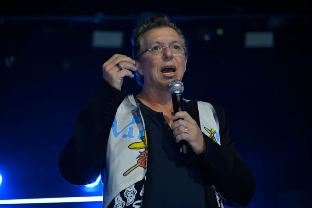 Boninho surpreende e entra em A Fazenda 17 na reta final do reality