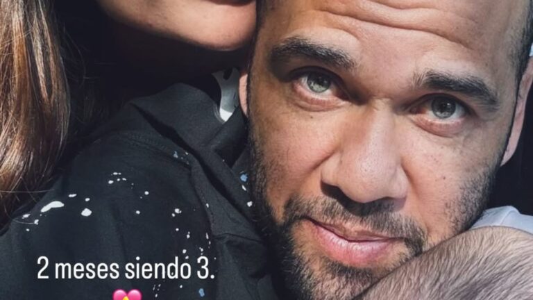 Daniel Alves surge em foto rara ao lado da esposa e do filho do casal