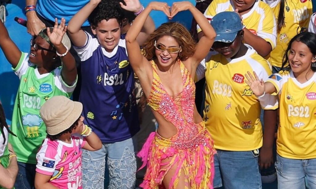 Com vestido de 200 mil cristais, Shakira brilha no show do intervalo na final da Copa do Mundo