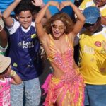 Com vestido de 200 mil cristais, Shakira brilha no show do intervalo na final da Copa do Mundo