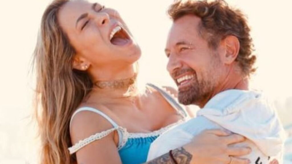 Gabriel Soto publica fotos românticas com Colibrí Jiménez durante aniversário da namorada